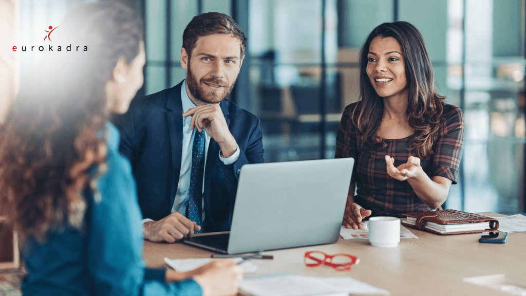 empleo cobra honorarios a los empleados 