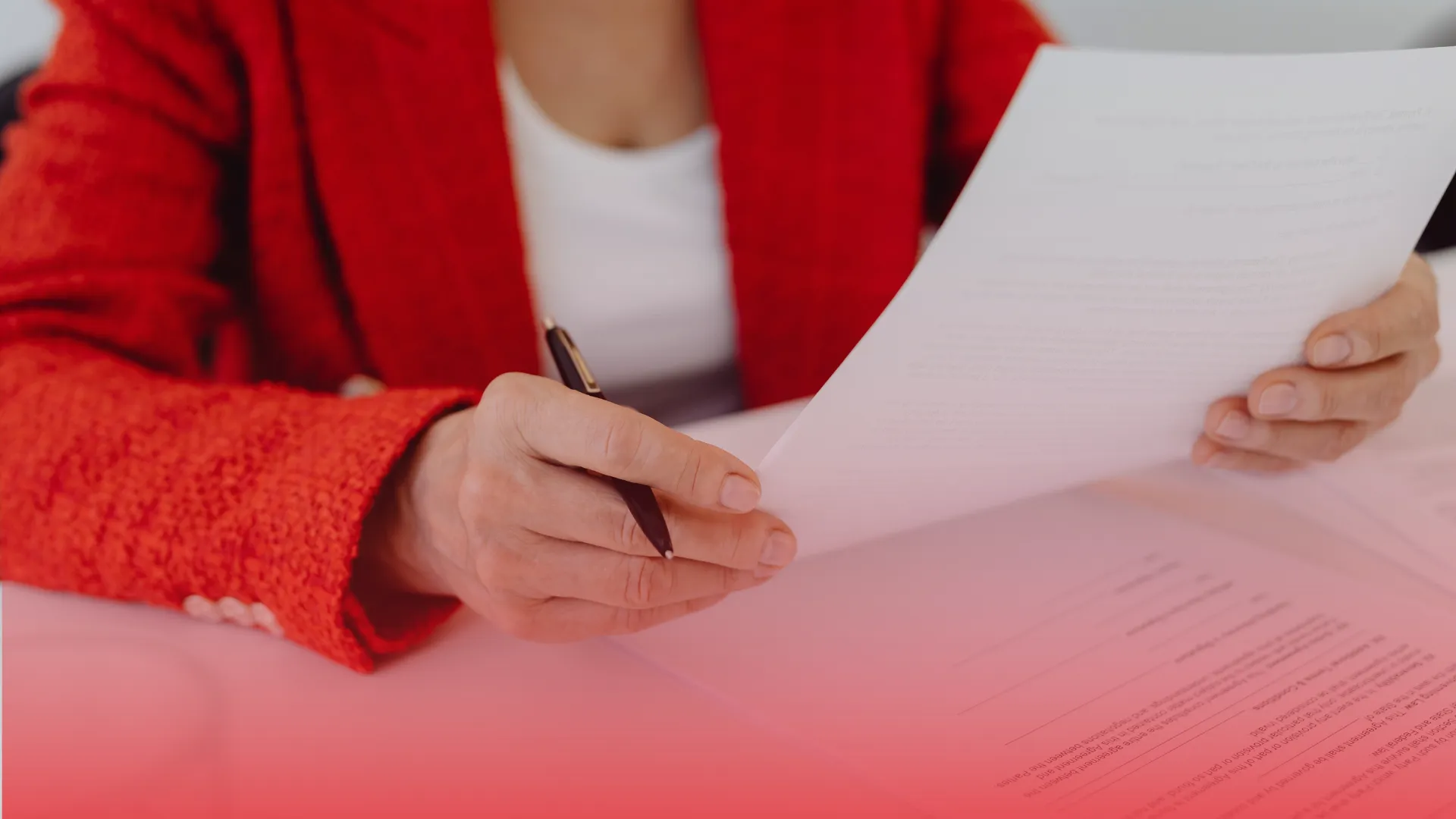 Qué debe incluir un contrato de trabajo